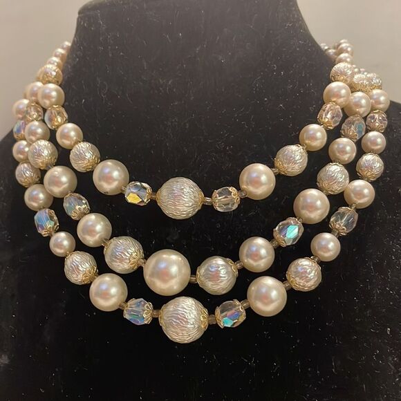 Vintage 1950s triple strand golden golden netted simulated white pearls necklace - Picture 2 of 14